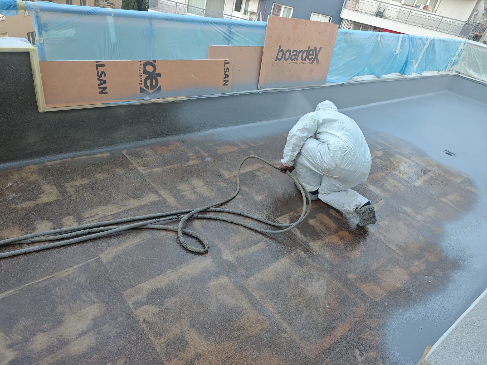 İzmir’de polyurea kaplama uygulaması, endüstriyel zemin ve teras için hızlı kürlenen su yalıtım sistemi